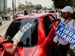 Son cerca de 25 integrantes del colectivo que con pancartas y al grito de ¡Fuera Alfaro!, invitan a la ciudadanía a unirse. EL INFORMADOR/G. Gallo