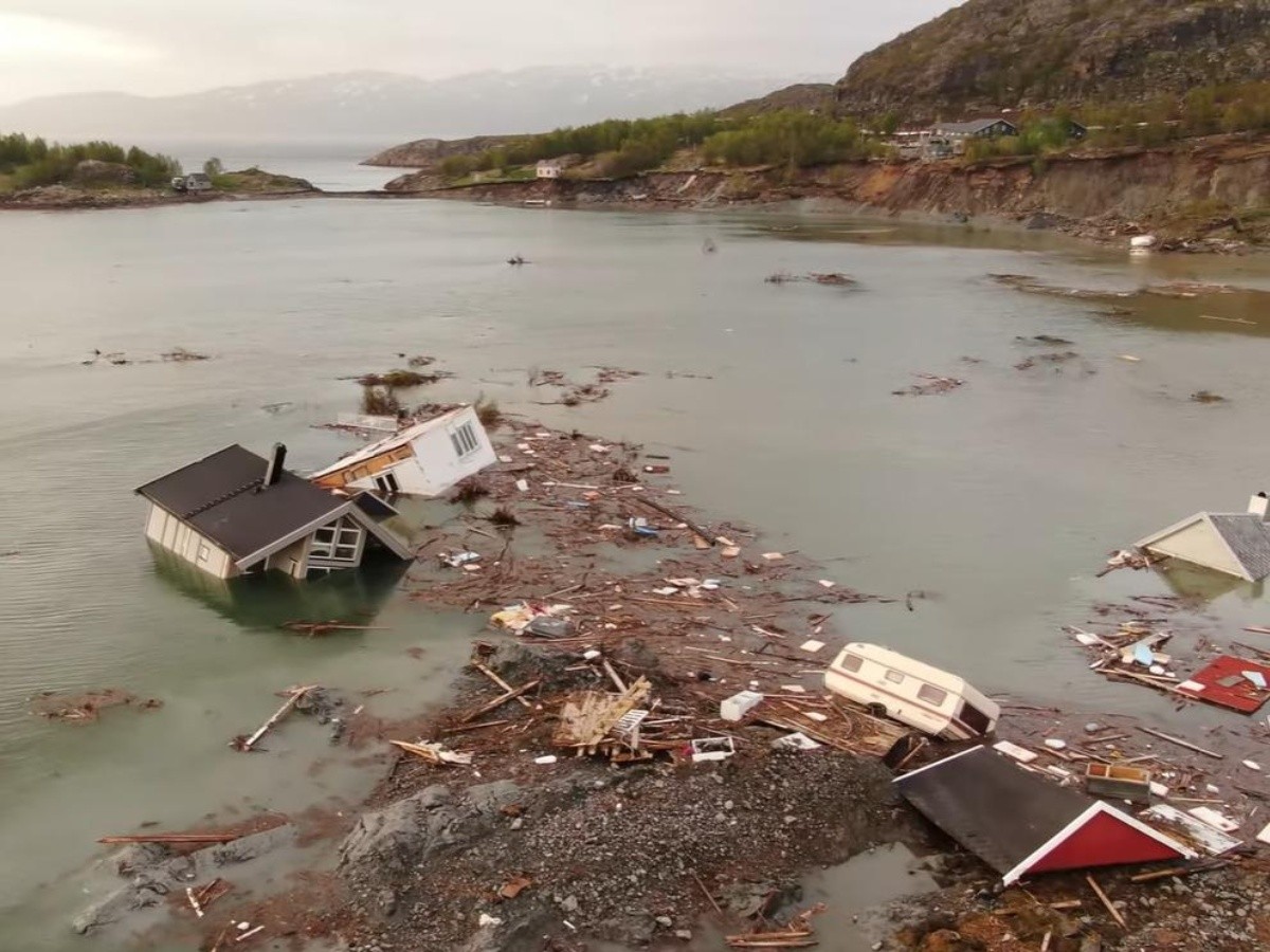  Ocho casas terminan en el mar tras impresionante deslave en Noruega