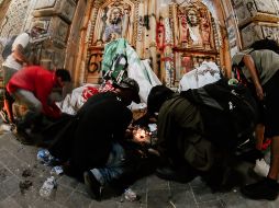 Tras concluir la tercera protesta por la muerte de Giovanni López, un grupo regresó al Palacio de Gobierno y prendió fuego en el ingreso. Seis fueron detenidos. EL INFORMADOR/G. Gallo