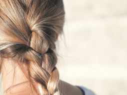 Cuando peines tu cabello evita el uso excesivo de diademas ajustadas o ligas. ESPECIAL
