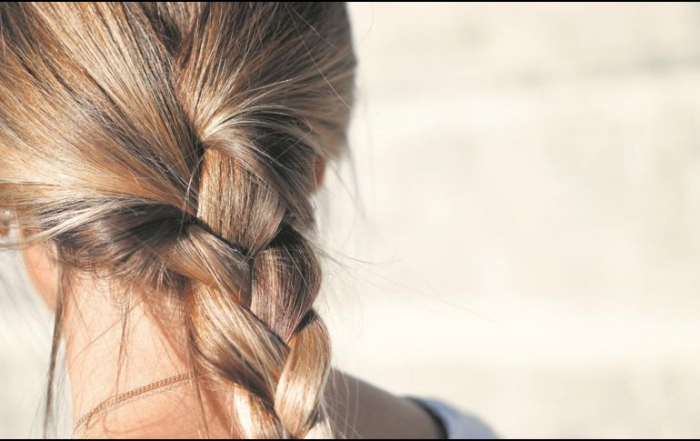 Cuando peines tu cabello evita el uso excesivo de diademas ajustadas o ligas. ESPECIAL