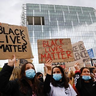 Miles protestan en Europa en contra del racismo