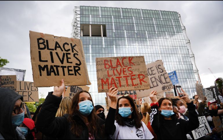 En Gran Bretaña, las autoridades reportaron 14 policías heridos durante los enfrentamientos del sábado con manifestantes en el centro de Londres. EFE / A. Rain