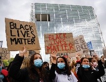 En Gran Bretaña, las autoridades reportaron 14 policías heridos durante los enfrentamientos del sábado con manifestantes en el centro de Londres. EFE / A. Rain