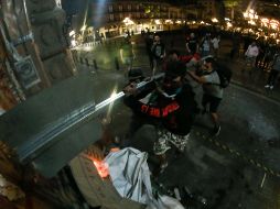 Manifestantes intentaron ayer derribar la puerta principal del Palacio de Gobierno. EL INFORMADOR/ARCHVIO