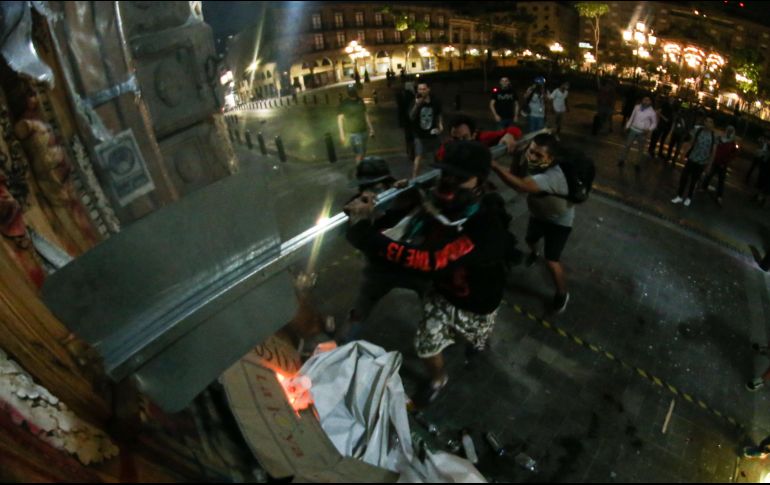 Manifestantes intentaron ayer derribar la puerta principal del Palacio de Gobierno. EL INFORMADOR/ARCHVIO