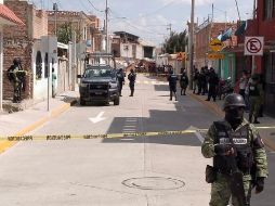 Elementos de la Guardia Nacional resguardan la zona donde se registró el tiroteo en Irapuato. EFE
