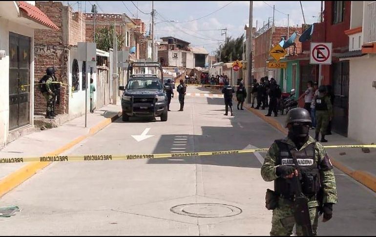 Elementos de la Guardia Nacional resguardan la zona donde se registró el tiroteo en Irapuato. EFE