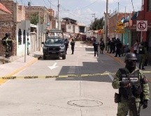 Elementos de la Guardia Nacional resguardan la zona donde se registró el tiroteo en Irapuato. EFE