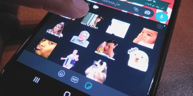 C mo descargar stickers de buena calidad para WhatsApp 