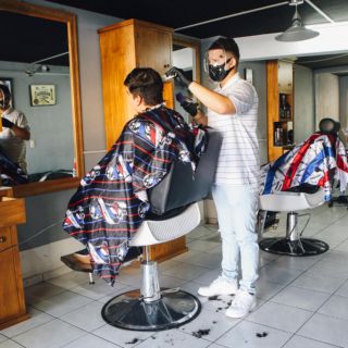 Abre barbería con ahorros de 5 años; pandemia se la cerró y empieza de nuevo