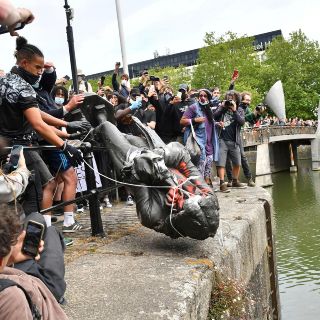 Manifestantes derrocan estatua de comerciante de esclavos en Reino Unido