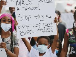 MARCHA. Un pequeño pide detener el abuso policial contra los hombres afroamericanos. AFP