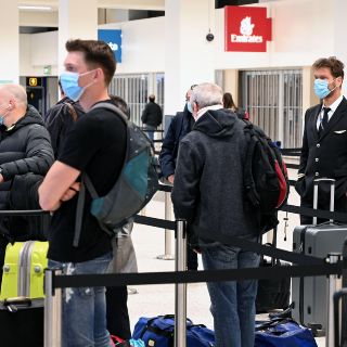 Reino Unido impone polémica cuarentena a viajeros internacionales