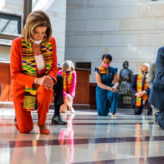 Demócratas se arrodillan en el Congreso de EU en tributo a George Floyd