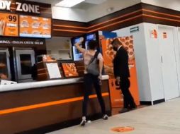 ”Lady Pizza” aventó objetos del mostrador, golpeó a un guardia de seguridad y amenazó al personal del establecimiento. TWITTER