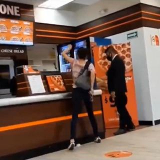 Surge "Lady Pizza" en Edomex; empleados le piden usar cubrebocas