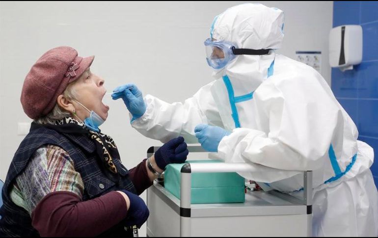 Casi el 75% de los casos registrados el domingo se reportaron en 10 países, la mayor parte de América y el sur de Asia. EFE/M. Shipenkov