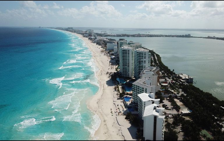 Las playas de Cancún quedaron casi desiertas tras la salida de turistas por el inicio de la pandemia, hasta que fueron finalmente cerradas al público a inicios de abril. EFE