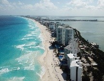 Las playas de Cancún quedaron casi desiertas tras la salida de turistas por el inicio de la pandemia, hasta que fueron finalmente cerradas al público a inicios de abril. EFE