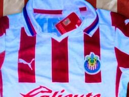 Llegó el momento en el que los equipos renuevan sus uniformes y la que ya comienza a filtrarse en redes sociales, es la que sería la nueva equipación del Guadalajara a partir del próximo torneo. TWITTER / @EleteTSC