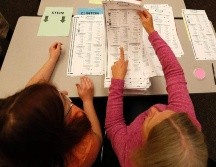 Los investigadores piden que los electores recurran al voto por correo, que suele ser mucho más seguro. AFP/ARCHIVO