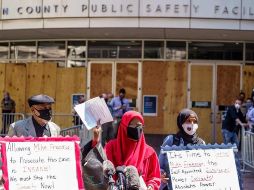 Manifestantes se reúnen fuera del edificio de la Instalación de Seguridad Pública en Minneapolis, Minnesota, antes de la comparecencia de Derek Chauvin. AFP/K. Yucel