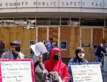 Manifestantes se reúnen fuera del edificio de la Instalación de Seguridad Pública en Minneapolis, Minnesota, antes de la comparecencia de Derek Chauvin. AFP/K. Yucel