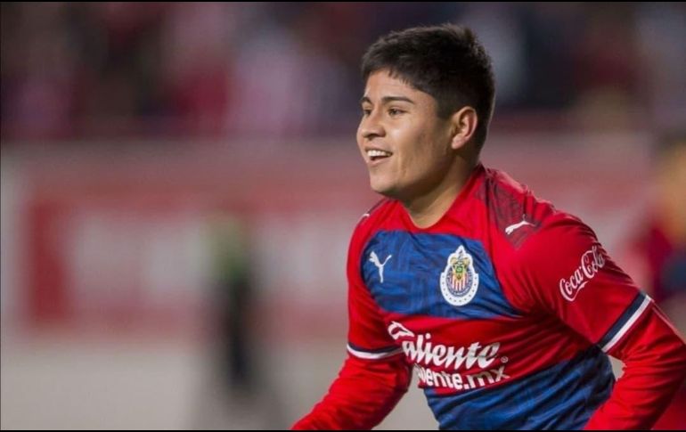 El volante del Guadalajara, Javier Eduardo López llegó a un acuerdo con la directiva y decidió firmar un contrato nuevo que lo vincula al club por dos años más, luego de varios meses de estira y afloja por ambas partes. INSTAGRAM / @eduardolopezchofis