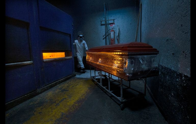 Un trabajador en el crematorio del San Nicolás Tolentino. AP/M. Ugarte