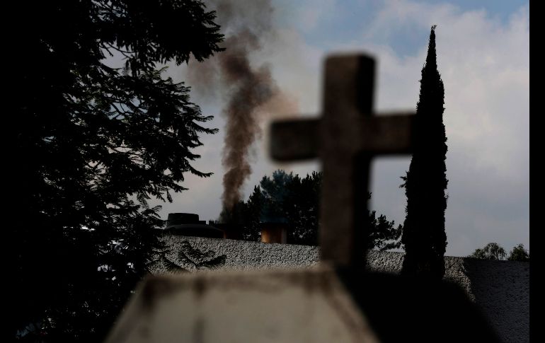 Humo sale del crematorio en el San Nicolás Tolentino. AP/M. Ugarte