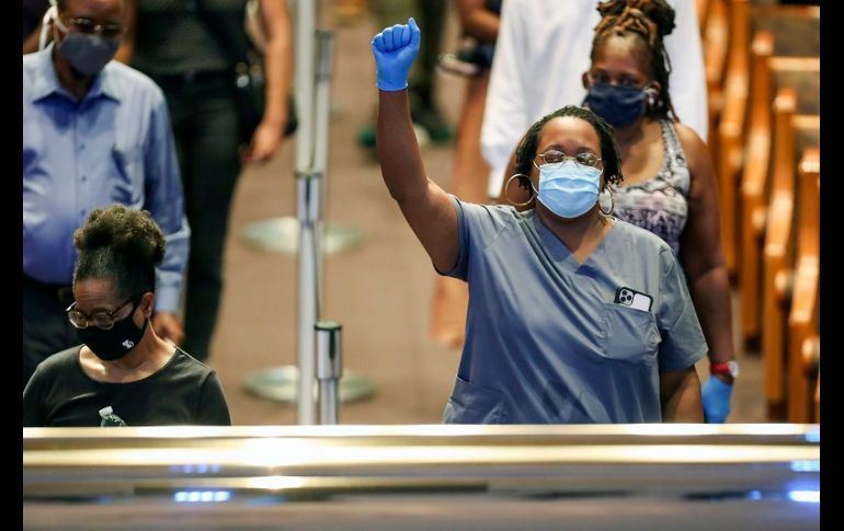 Los organizadores del funeral sólo permitieron el acceso a 15 personas al mismo tiempo por motivos de seguridad, pero eso no impidió que hubiera una gran asistencia. AFP/G. Vázquez