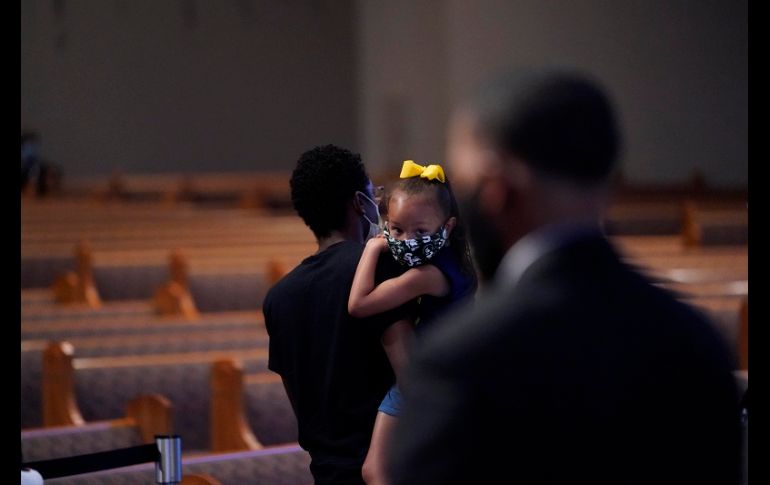 Los organizadores del funeral sólo permitieron el acceso a 15 personas al mismo tiempo por motivos de seguridad, pero eso no impidió que hubiera una gran asistencia. EFE/D. Phillip
