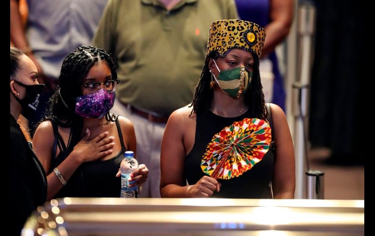 Los organizadores del funeral sólo permitieron el acceso a 15 personas al mismo tiempo por motivos de seguridad, pero eso no impidió que hubiera una gran asistencia. AFP/G. Vázquez