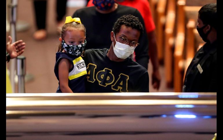 Los organizadores del funeral sólo permitieron el acceso a 15 personas al mismo tiempo por motivos de seguridad, pero eso no impidió que hubiera una gran asistencia. AFP/G. Vázquez