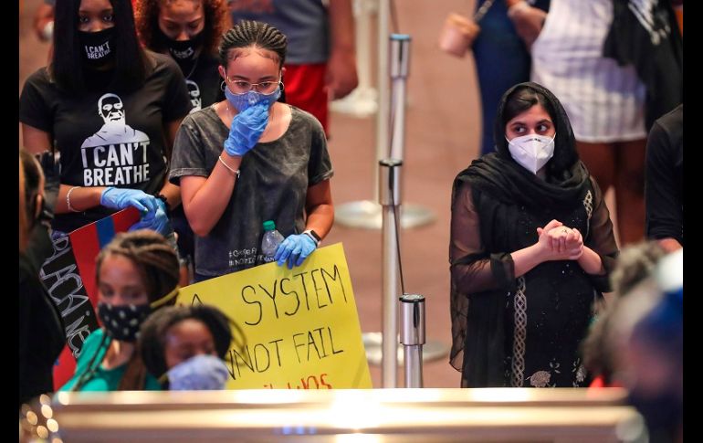 Los organizadores del funeral sólo permitieron el acceso a 15 personas al mismo tiempo por motivos de seguridad, pero eso no impidió que hubiera una gran asistencia. AFP/G. Vázquez