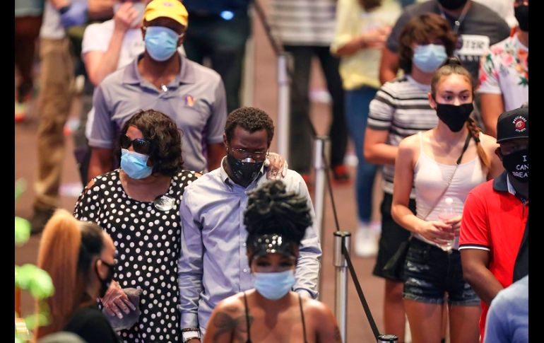 Los organizadores del funeral sólo permitieron el acceso a 15 personas al mismo tiempo por motivos de seguridad, pero eso no impidió que hubiera una gran asistencia. AFP/G. Vázquez