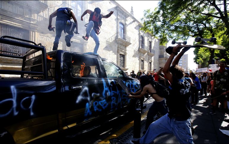 Actos vandálicos durante la protesta del 4 de junio afuera de Palacio de Gobierno. El partido pide comprobar si la identidad de los detenidos corresponde a personas fuera del estado. AFP/ARCHIVO
