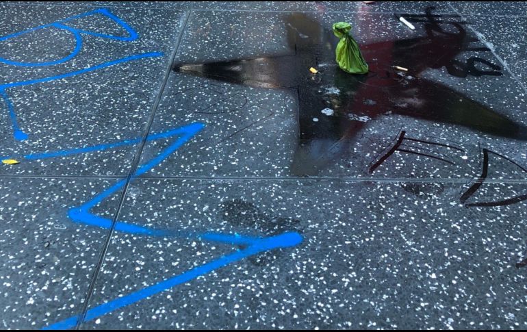 La desaparición de la estrella se llevó a cabo de forma gradual durante la protesta, primero con el nombre tachado, luego con insultos escritos y finalmente cubierta de pintura negra. TWITTER/ @PopCrave