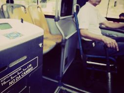 La máquina de prepago no funcionaba, por lo que la usuaria tenía que pagar con monedas el monto exacto, al no encontrar 