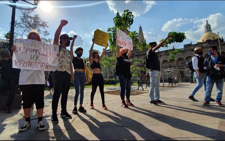 Los protestantes leyeron los nombres de los jóvenes que hasta hoy continúan detenidos desde su aprehensión la noche del sábado. EL INFORMADOR / A. Camacho