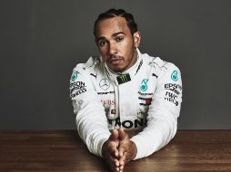 MOLESTO. El piloto británico dice sentirse solo en su lucha contra la desigualdad racial dentro del Gran Circo. DAMLER AG