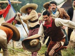 IANIS GUERRERO. El actor interpreta a “José Hernández” (corriendo con sombrero en mano), un hombre lleno de secretos y pecados. ESPECIAL