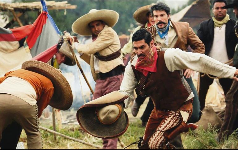 IANIS GUERRERO. El actor interpreta a “José Hernández” (corriendo con sombrero en mano), un hombre lleno de secretos y pecados. ESPECIAL