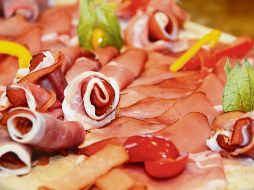 JAMÓN SERRANO. Así como el York, este suculento alimento tiene altas cantidades de sodio, por eso se debe moderar su ingesta en lo posible. PIXABAY