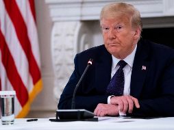 ''Lo ví, cayó más duramente de lo que lo empujaron. Parecía escanear. ¿Podría ser un montaje?'', se preguntó el presidente en Twitter.  EFE / D. Mills