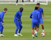 El futbolista francés (C) había entrenado por separado por sus temores ante la pandemia. TWITTER / @ChelseaFC