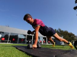 Con la debida distancia social, citados para entrenar en grupos reducidos para llevar a cabo ejercicios individuales, los jugadores del Guadalajara regresaron a la actividad en cancha este martes. Cortesía / @Chivas