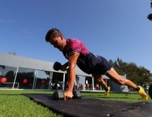 Con la debida distancia social, citados para entrenar en grupos reducidos para llevar a cabo ejercicios individuales, los jugadores del Guadalajara regresaron a la actividad en cancha este martes. Cortesía / @Chivas