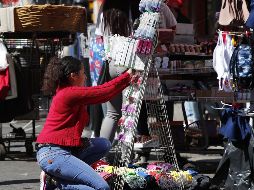 Comercios y puestos reabren en Ciudad de México pese a pandemia